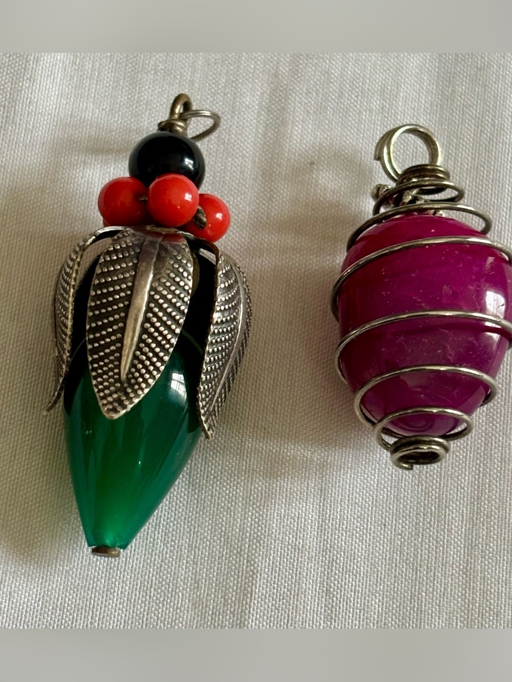 Vintage Sterling Silver charm
Lot 925 Green Teardrop & Magenta
Wire Wrapped Ca